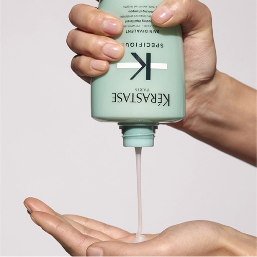 SPÉCIFIQUE BAIN DIVALENT Shampoing équilibrant pour racines grasses et longueurs sèches 