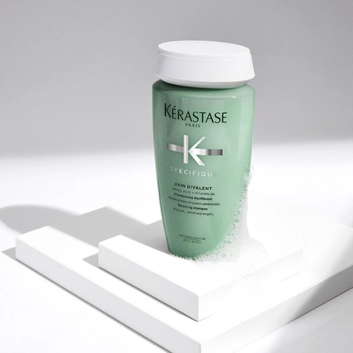 SPÉCIFIQUE BAIN DIVALENT Shampoing équilibrant pour racines grasses et longueurs sèches 