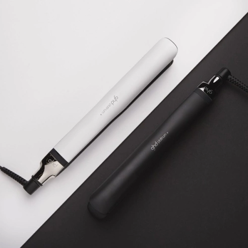 PLATINUM+ Smart hair straightener that predicts your hair's needs 