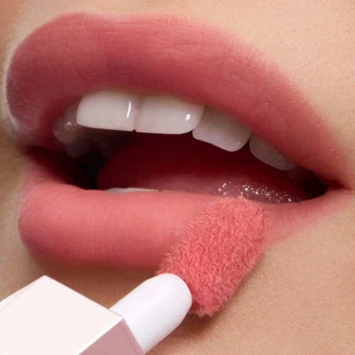 LIP IDÔLE CUDDLE BLUR Rouge à lèvres mat fini velours floutant enrichi en soin 3614274800203_2.jpg