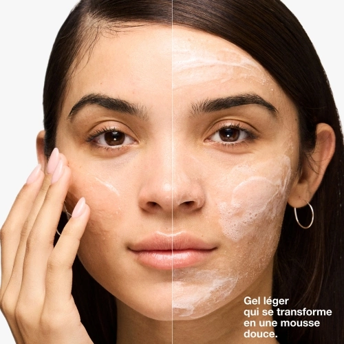 MOISTURE SURGE Nettoyant Exfoliant Éclat 192333339374_3 (1).jpg