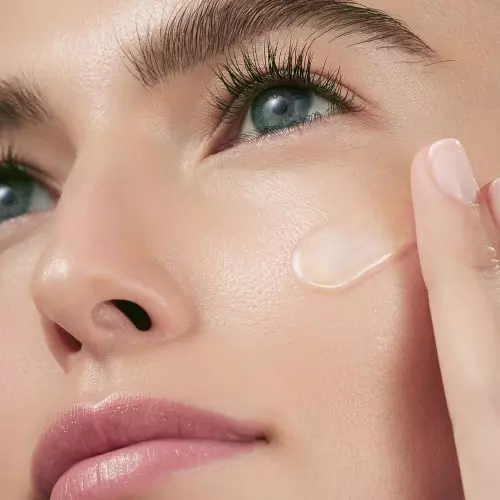 ABSOLUTE The Intensive Concentrate Serum 10_lan_absolueserum_mup2021_photo_beauty_pos_service_1-1