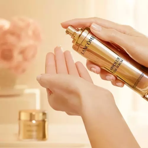 ABSOLUTE The Intensive Concentrate Serum 09_lan_absolueserummup2021_photo_beauty_user_experience_serum_2_1-1