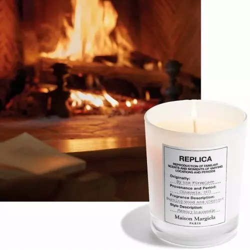 BY THE FIREPLACE Woody-spicy scented candle Screenshot 2024-01-26 at 10-17-33 P10026077_1.jpg (Image AVIF 1500 × 1500 pixels) - Redimensionnée (61%).png