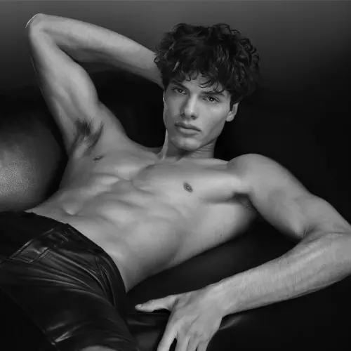 SPICEBOMB DARK LEATHER Enigmatic, sensual eau de parfum for men 3614274158113_3.jpg