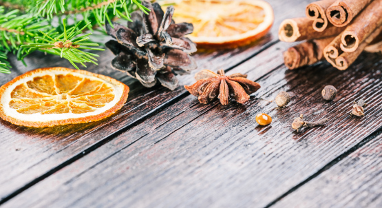 agrumes pomme de pin et canelle sur bois