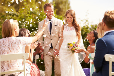 jeune couple sortie cérémonie mariage