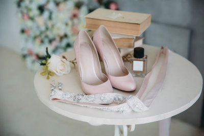 accessoires d'une mariée : chaussures, parfum