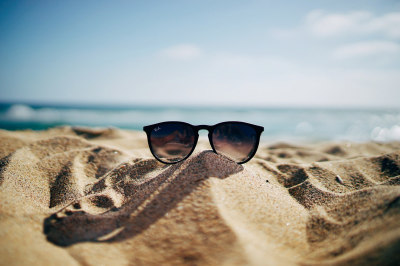 lunettes de soleil dans le sable