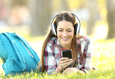 adolescente avec casque musique