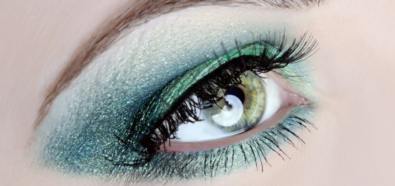 maquillage vert sur yeux verts
