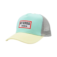 Une casquette IKKS